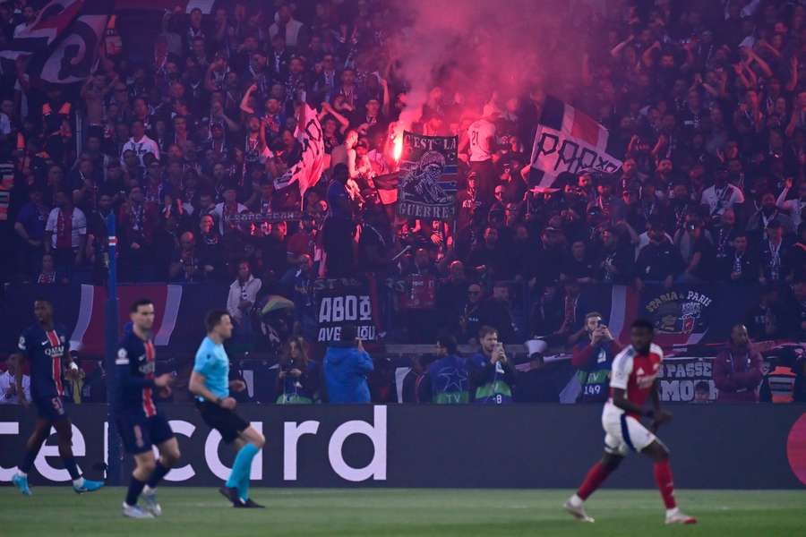 Auch die Fans im Parc des Princes sind unter Hochspannung.
