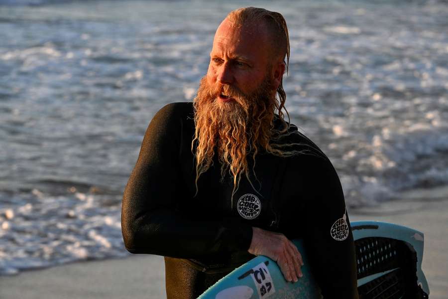 Blake Johnston surfea durante 40 horas, la sesión más larga de la historia