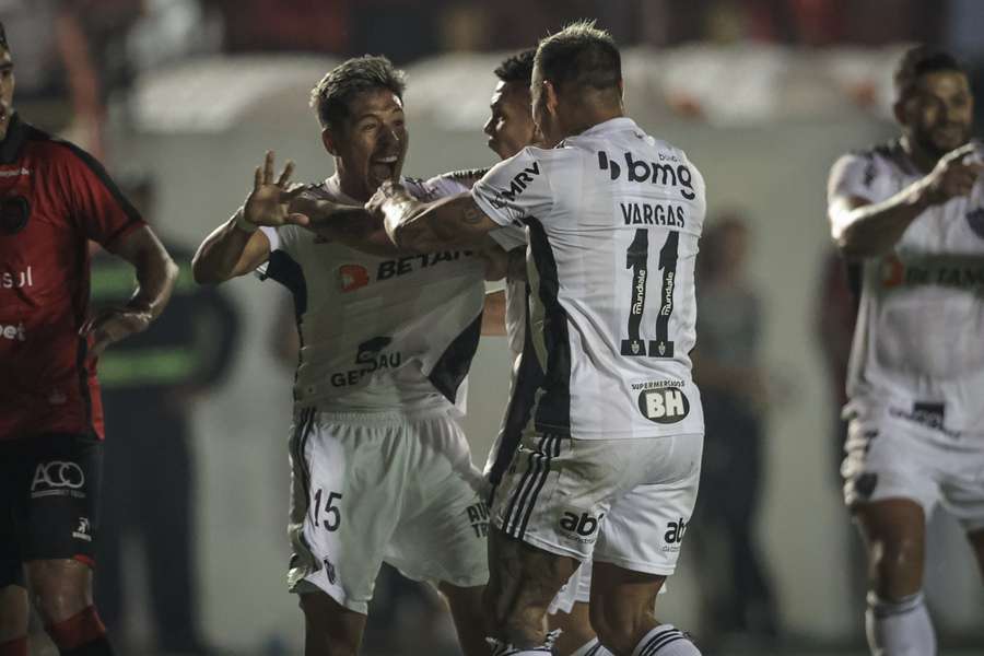 Zaracho saiu do banco para fazer o gol da classificação do Galo