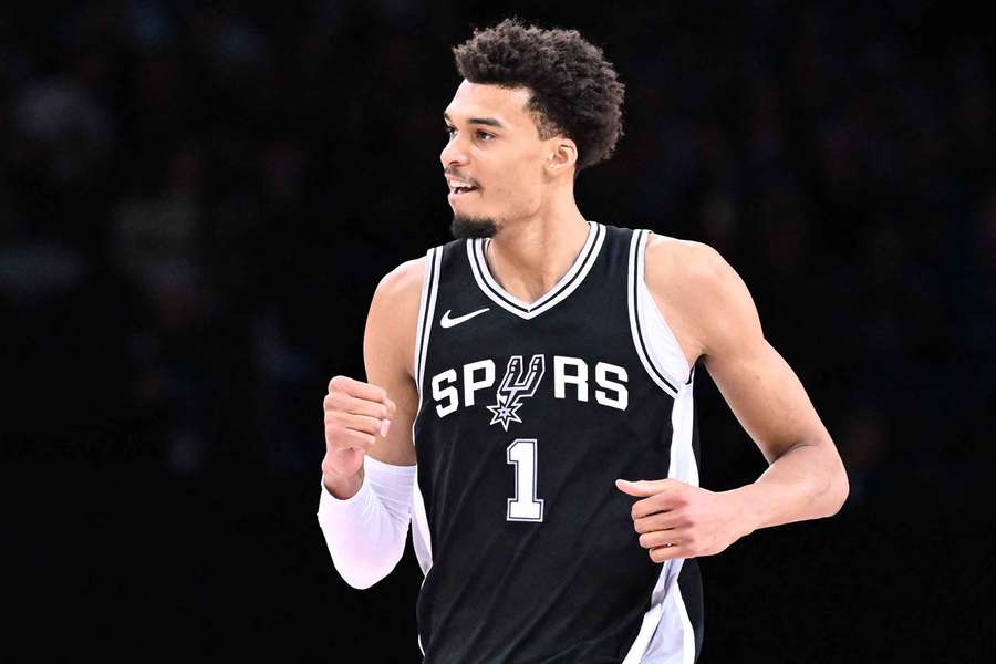 Wemby brilhou na partida dos Spurs na França