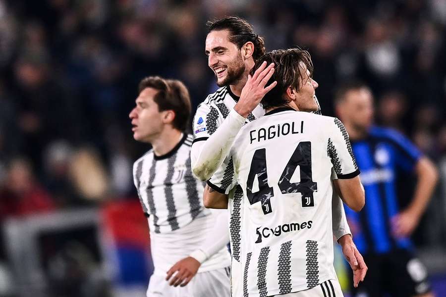 Adrien Rabiot felicita Nicolò Fagioli pelo seu golo contra o Inter no passado dia 6 de novembro