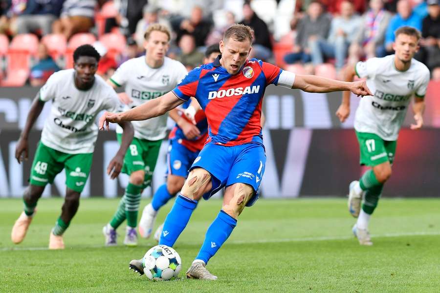 Plzeňský Vydra z penalty "přechytračil" brankáře Karviné.