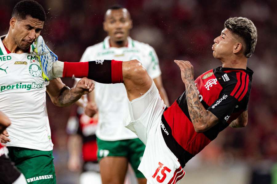 Carrascal atinge rosto de Murilo Carrascal atinge rosto de Murilo