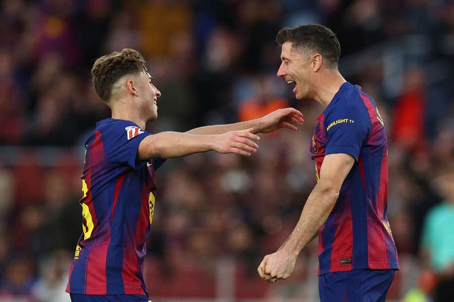 Fermín se abraza con Lewandowski