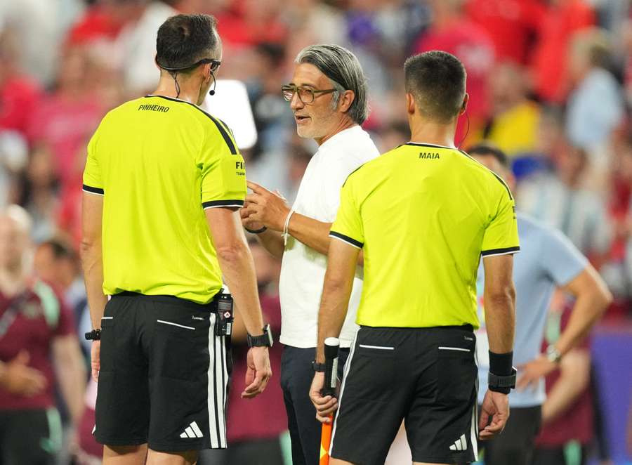 Murat Yakin em conversa com arbitragem de Argentina x Suíça Murat Yakin em conversa com arbitragem de Argentina x Suíça