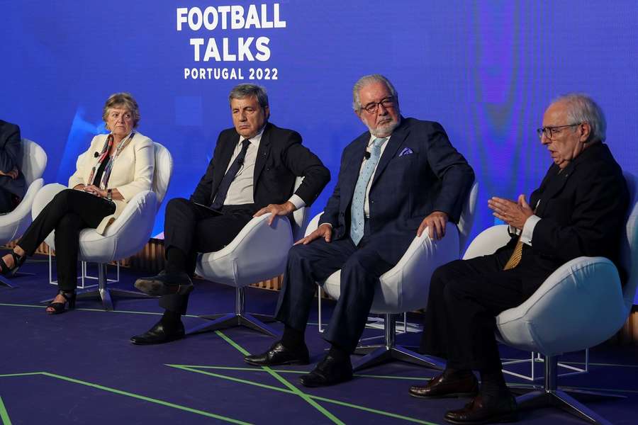 Constantino, à direita, participou na Football Talks com Fernando Gomes, à esquerda