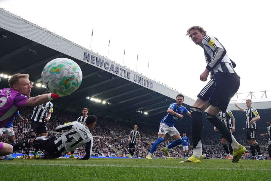 Newcastle volta a perder pontos