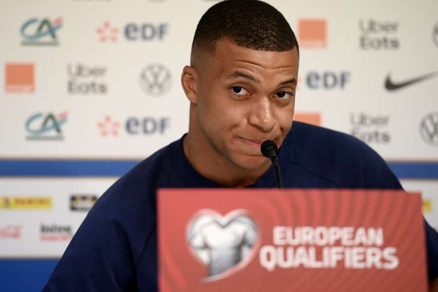 Kylian Mbappe tijdens de persconferentie voorafgaand aan de wedstrijd Gibraltar - Frankrijk