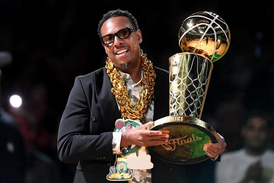 Były zawodnik Boston Celtics, Paul Pierce, trzyma mistrzowskie trofeum Larry'ego O'Briena przed meczem z New York Knicks w TD Garden 22 października 2
