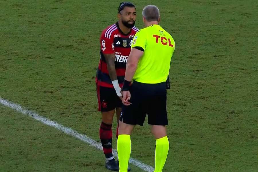 Gabigol conversa com Daronco durante partida contra o Fluminense