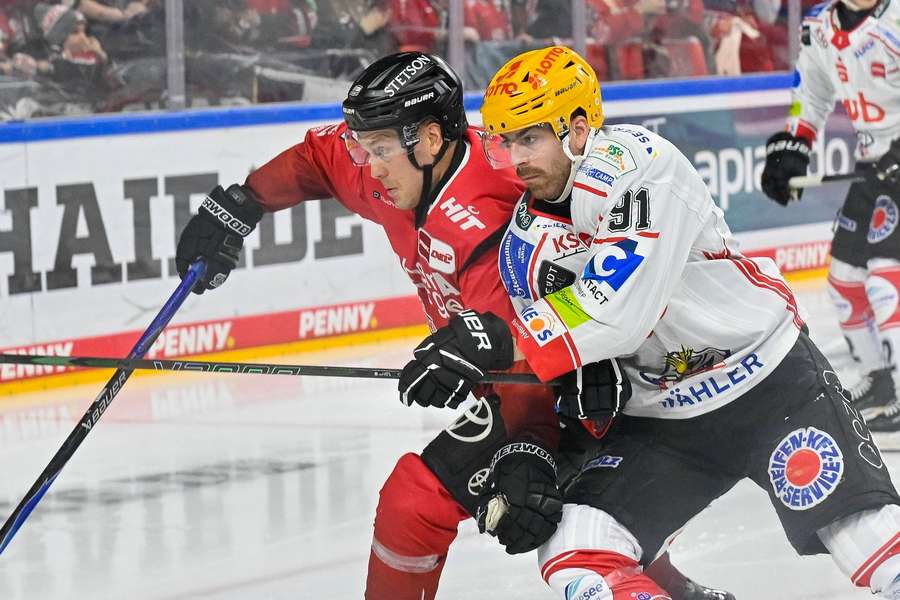 Kölns Juhani Tyrväinen (l.) im Zweikampf mit Miha Verlic