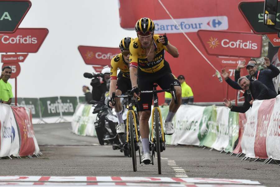 Roglic devant Vingegaard au sommet de l'Angliru.