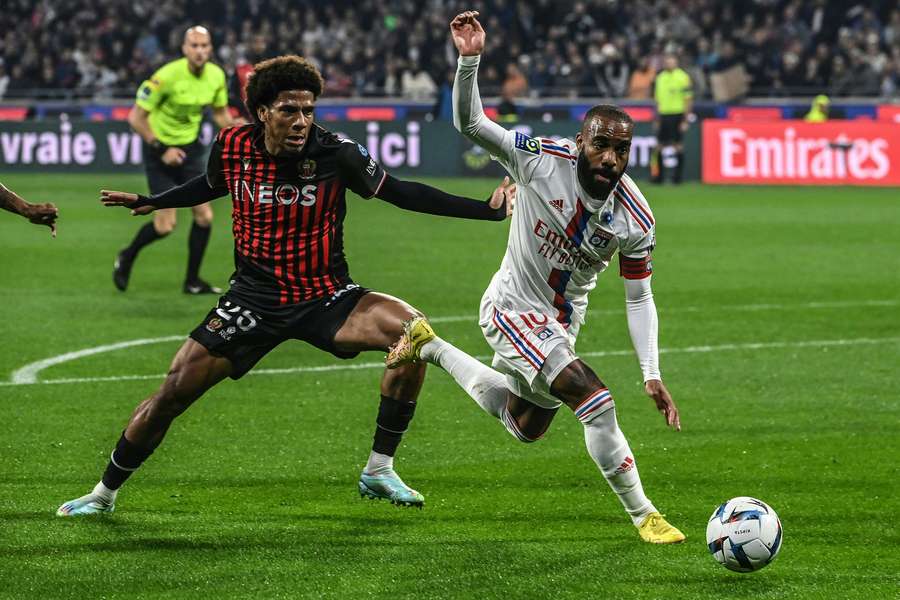 Todibo (Nice) perante Lacazette, autor do golo do Lyon