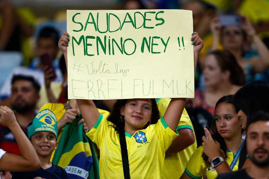 Torcedora brasileira exibe cartaz com mensagem pedindo a volta de Neymar