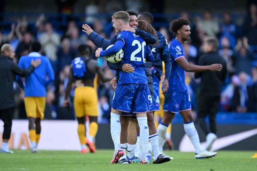 Jadon Sancho com Cole Palmer após o jogo com o Brighton