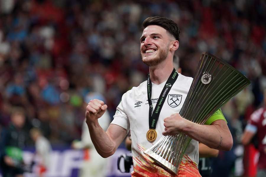 Declan Rice s trofejou pre víťaza Európskej konferenčnej ligy.