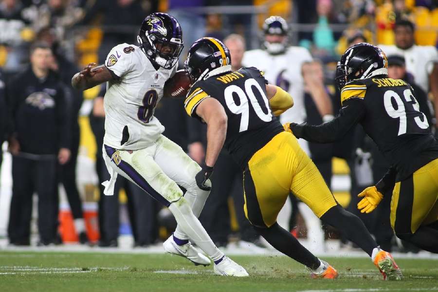 Lamar Jackson vs. T.J. Watt tijdens Ravens @ Steelers in 2021
