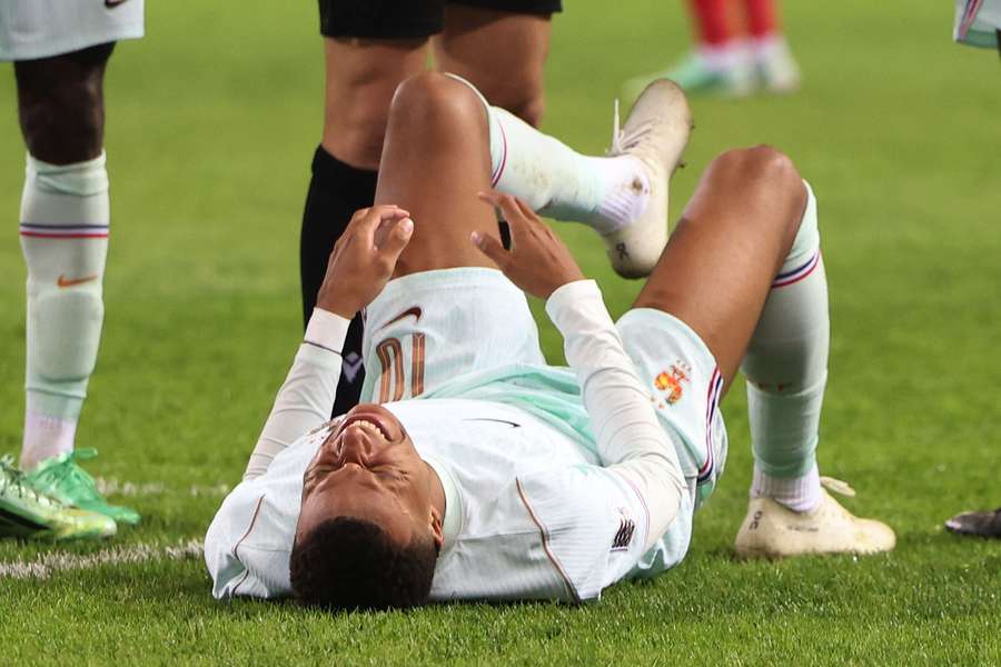 Mbappe musste nach seinem goldenen Tor den Platz verletzt verlassen Mbappe musste nach seinem goldenen Tor den Platz verletzt verlassen