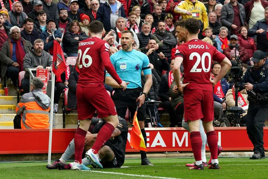 Andrew Robertson heeft het aan de stok met assistent-scheidsrechter Constantine Hatzidakis