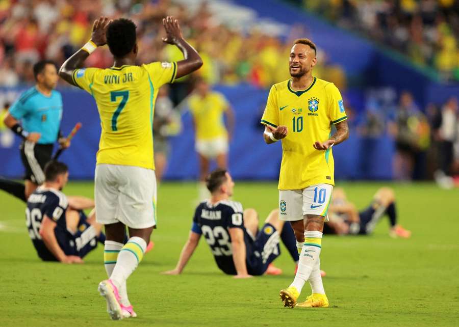 Neymar (d.) e Vinicius (s.) festeggiano insieme un gol contro la Scozia