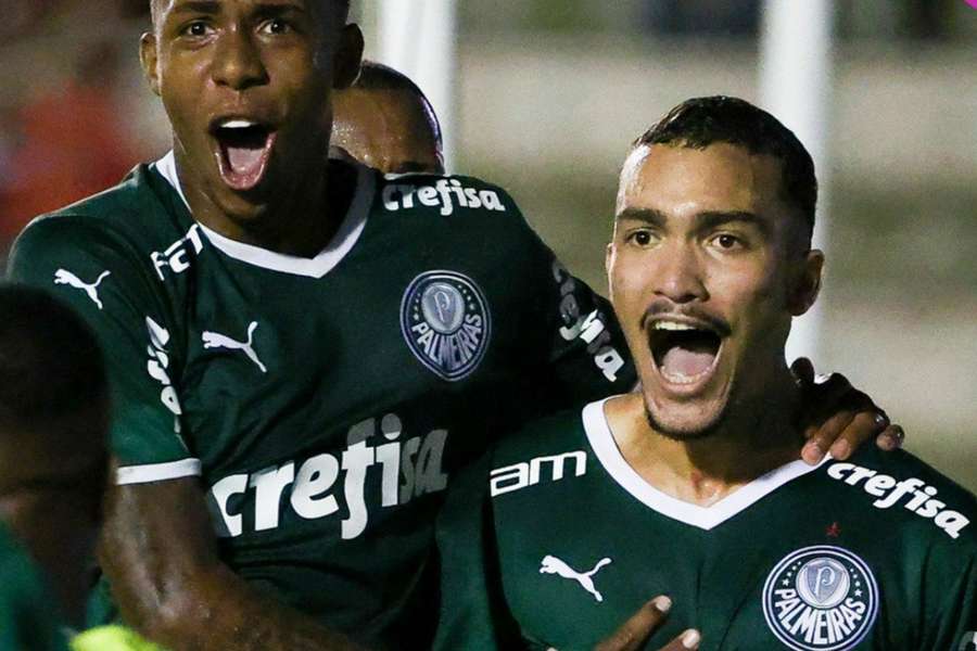 Ruan Ribeiro (à direita) fez o segundo da goleada do Palmeiras