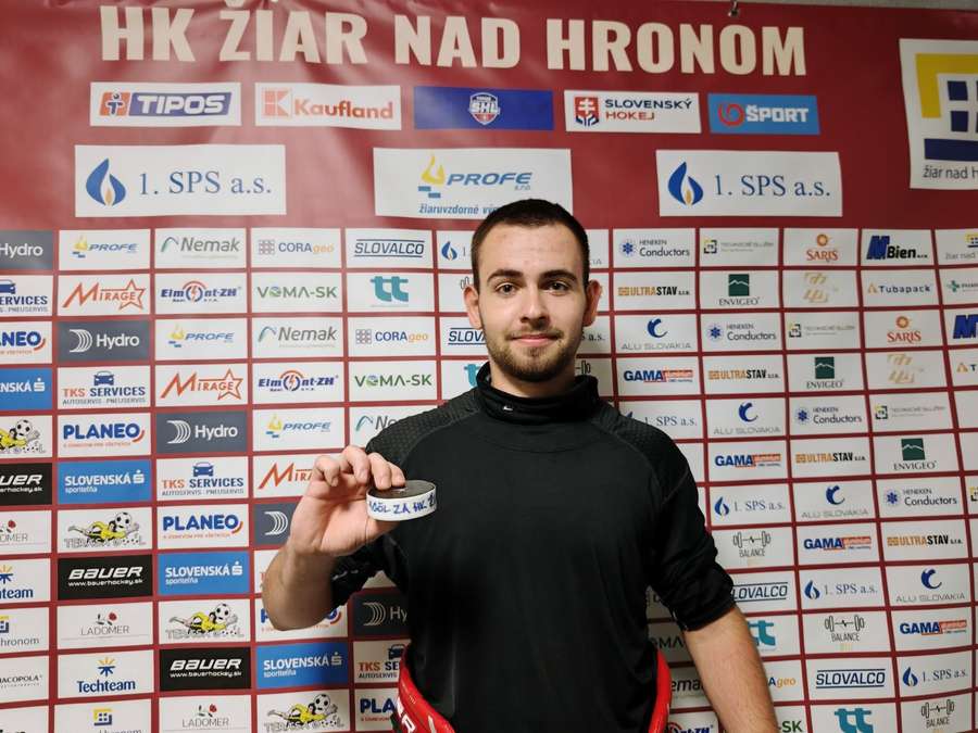 Jozef Kukos s pukom za premiérový gól. Jozef Kukos s pukom za premiérový gól.