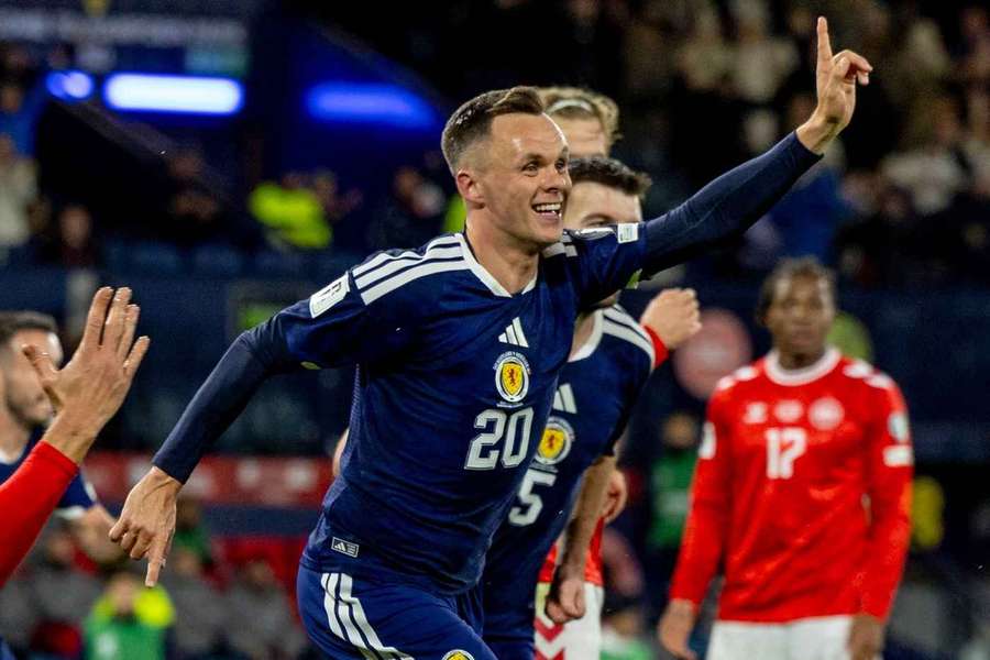 Schottland feiert das 2:1 durch Lawrence Shankland. Schottland feiert das 2:1 durch Lawrence Shankland.