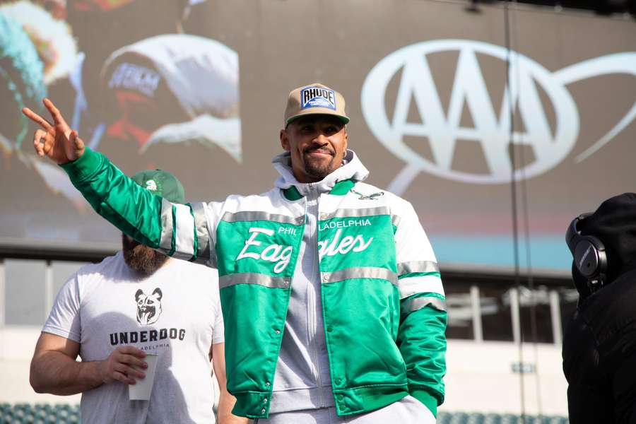 Jalen Hurts en la llegada de los Eagles a Arizona.