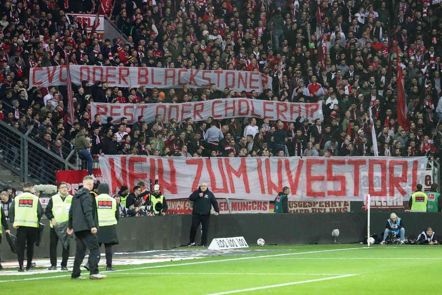 Fans von Bayer 04 Leverkusen protestieren gegen den geplanten Deal.