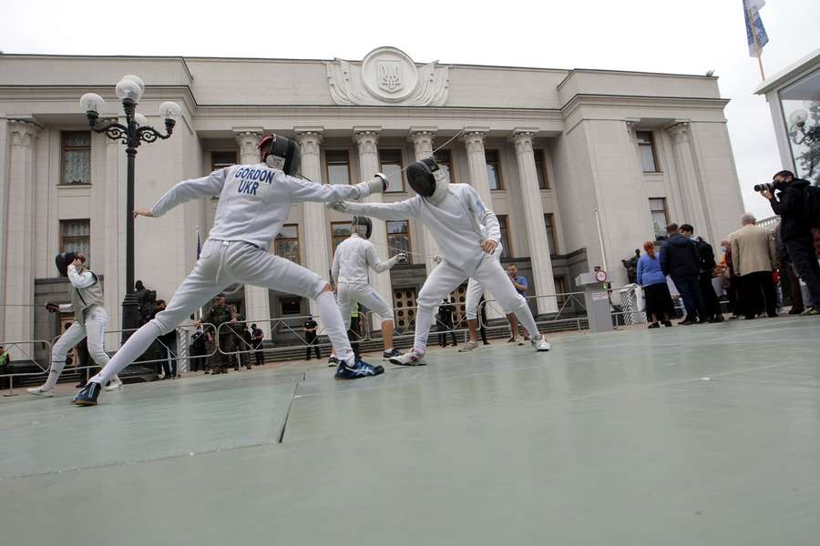 Esgrimistas ucranianos treinam em Kiev