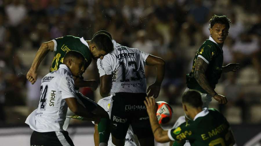 Flaco López cabeceia para marcar no Limeirão