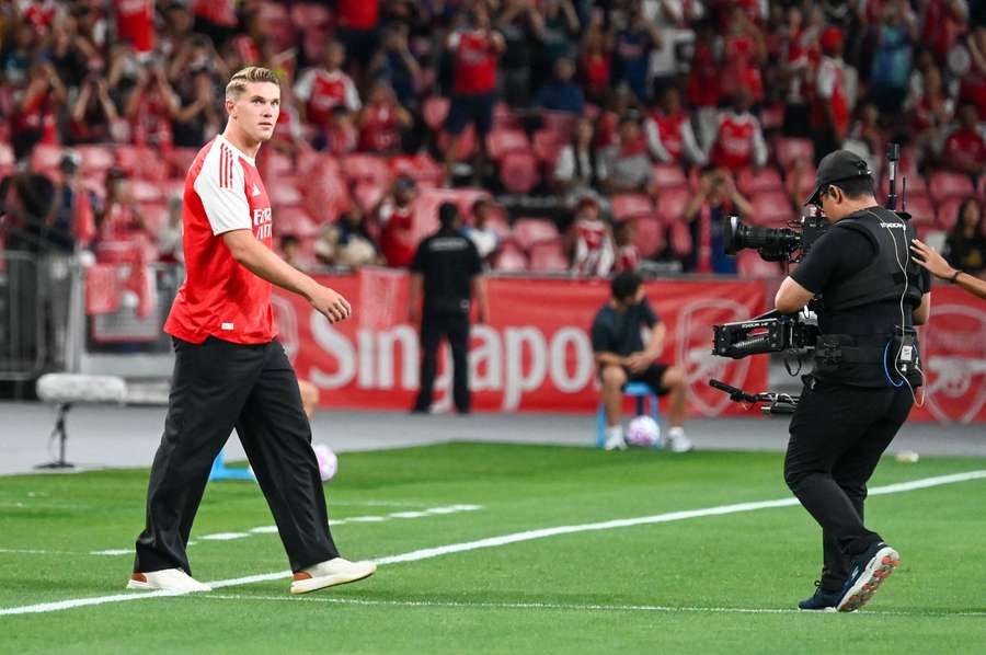 Gyökeres se představil fanouškům Arsenalu před přípravným zápasem proti Newcastlu. Gyökeres se představil fanouškům Arsenalu před přípravným zápasem proti Newcastlu.
