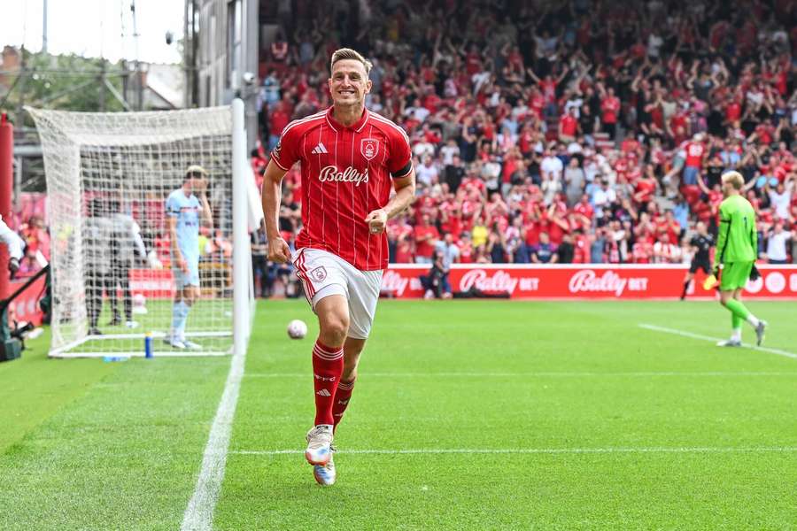 Chris Wood, del Nottingham Forest, celebra su gol