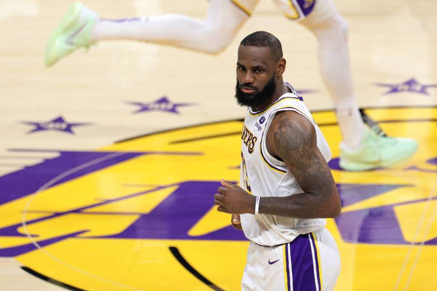 LeBron James z synem przeszli do historii NBA, mistrzowie zaczęli od wygranej