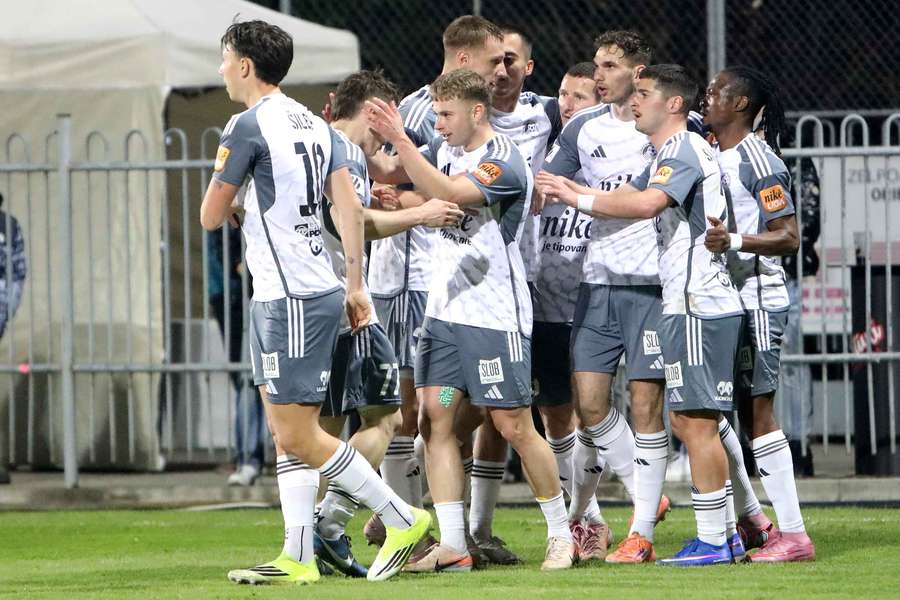 Radosť futbalistov Podbrezovej po góle Kováčika. Radosť futbalistov Podbrezovej po góle Kováčika.