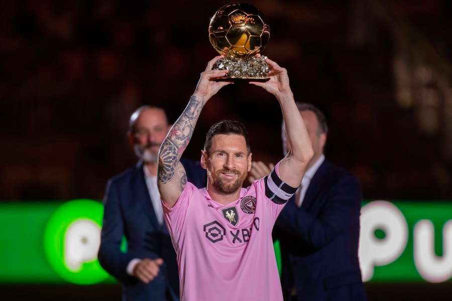 Lionel Messi präsentiert den Fans von Inter Miami den Ballon d'Or.