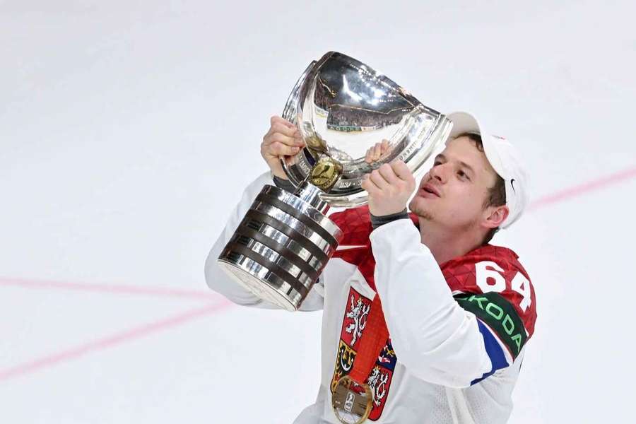 David Kämpf s trofejí pro mistry světa. 