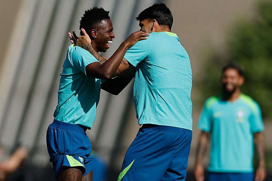Vini e Paquetá em treino da Seleção