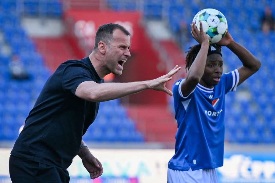 Experti po dalším selhání podrobili Baník Ostrava a hlavně jeho kouče tvrdé kritice.