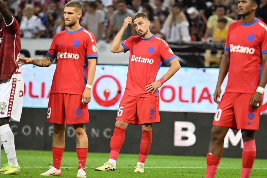 Lixandru (în centru) va juca fundaș improvizat cu Bologna