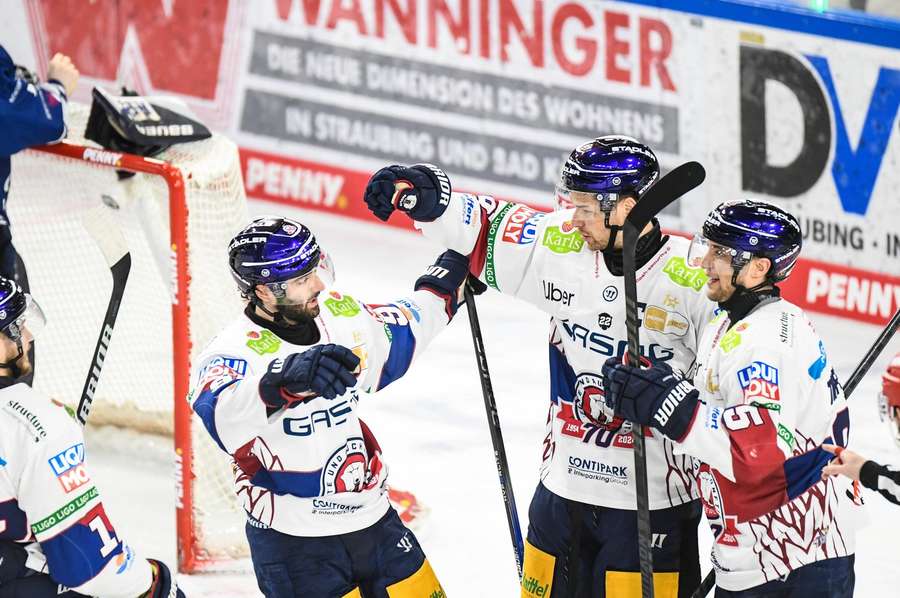 Die Eisbären bejubeln den Treffer zur zwischenzeitlichen 3:1-Führung.
