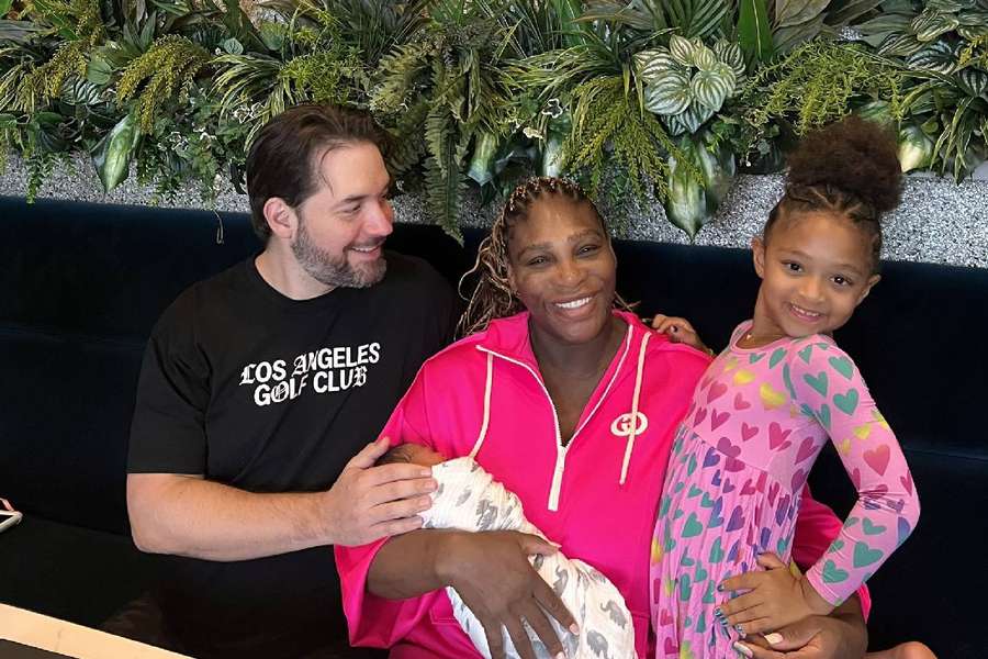 Serena apresenta sua filha Adira ao lado do marido Alexis Ohanian e da filha Olympia