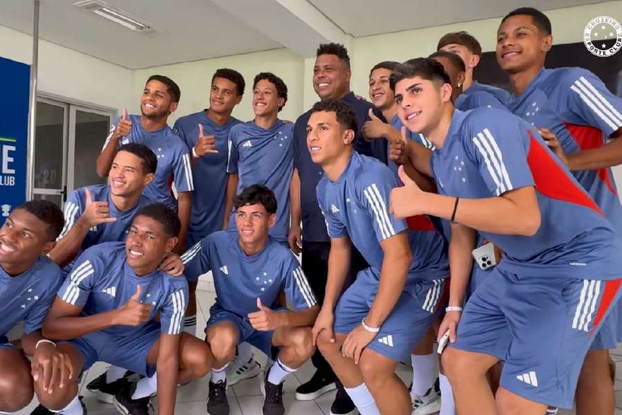 Ronaldo acompanhado pelos jovens da formação do Cruzeiro
