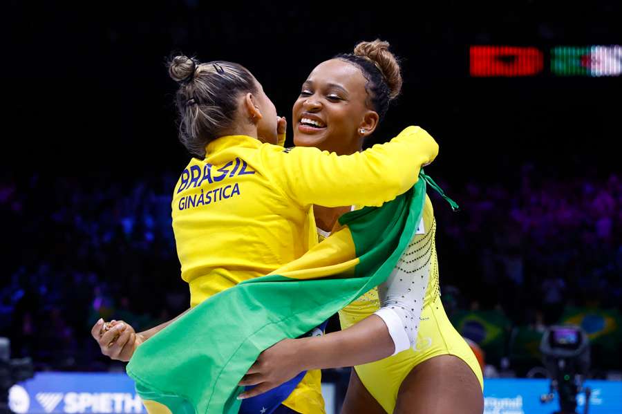 Rebeca Andrade e Flavinha se abraçam após resultado histórico no Mundial