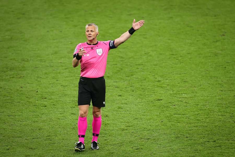 Arbitrul olandez Björn Kuipers în timpul finalei Anglia - Italia de la Euro 2020