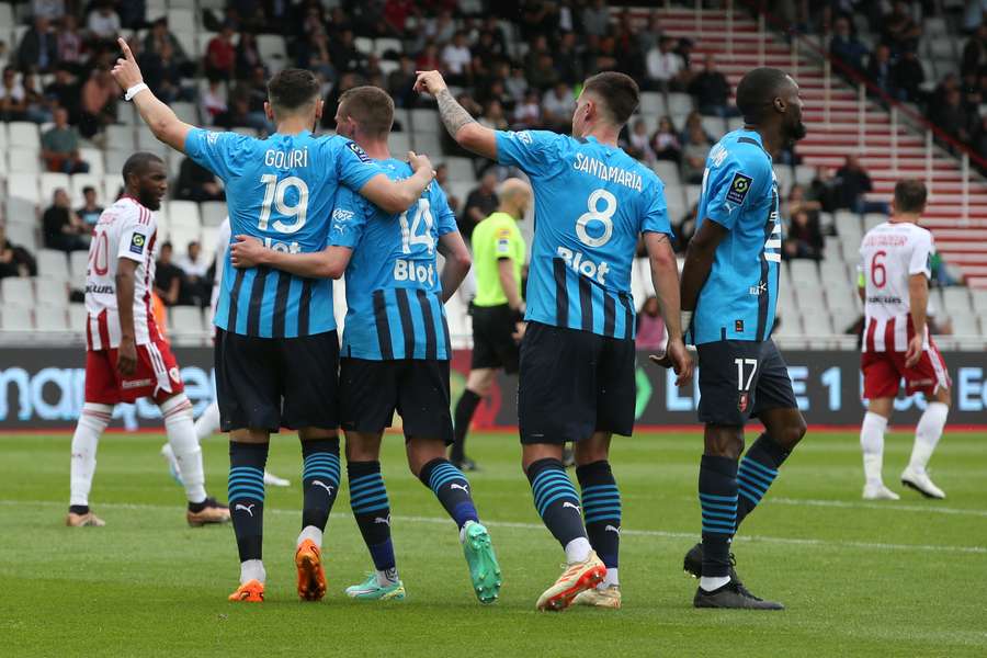 Jogadores do Rennes festejam goleada diante do Ajaccio
