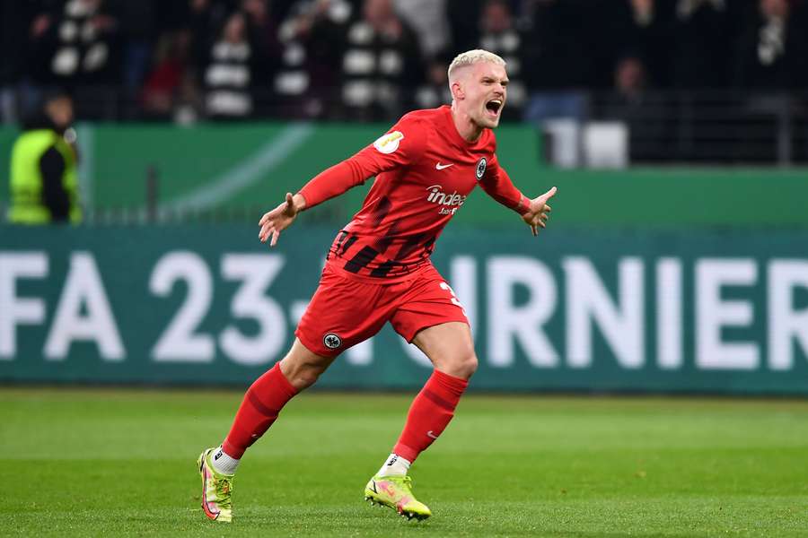 Philipp Max viert de 3-2 tijdens de DFB Pokal wedstrijd tegen SV Darmstadt op 7 februari