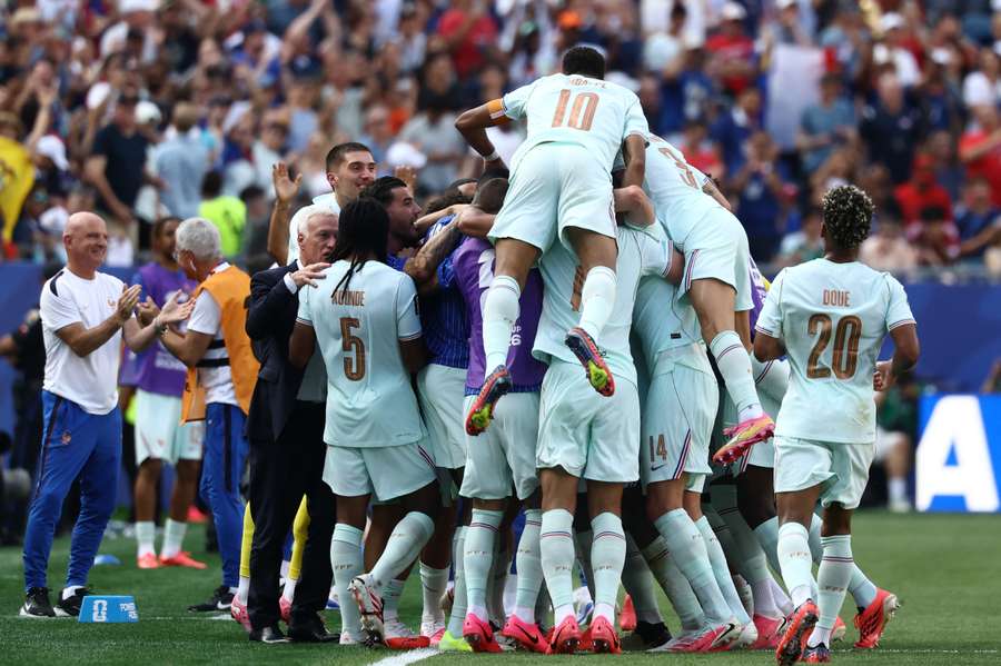 Jogadores da França comemoram gol marcado por Dembélé