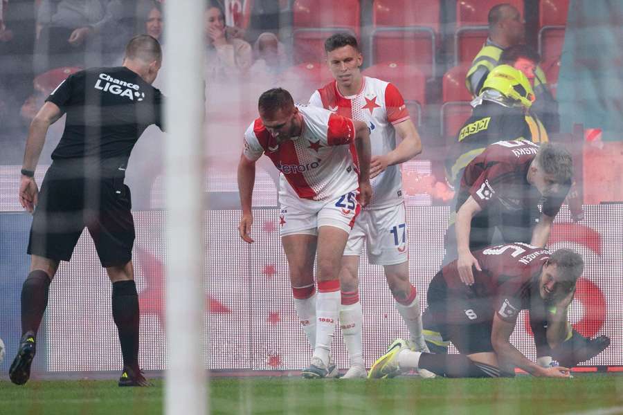 Tomáš Chorý (uprostřed) dostal v utkání červenou kartu. Tomáš Chorý (uprostřed) dostal v utkání červenou kartu.