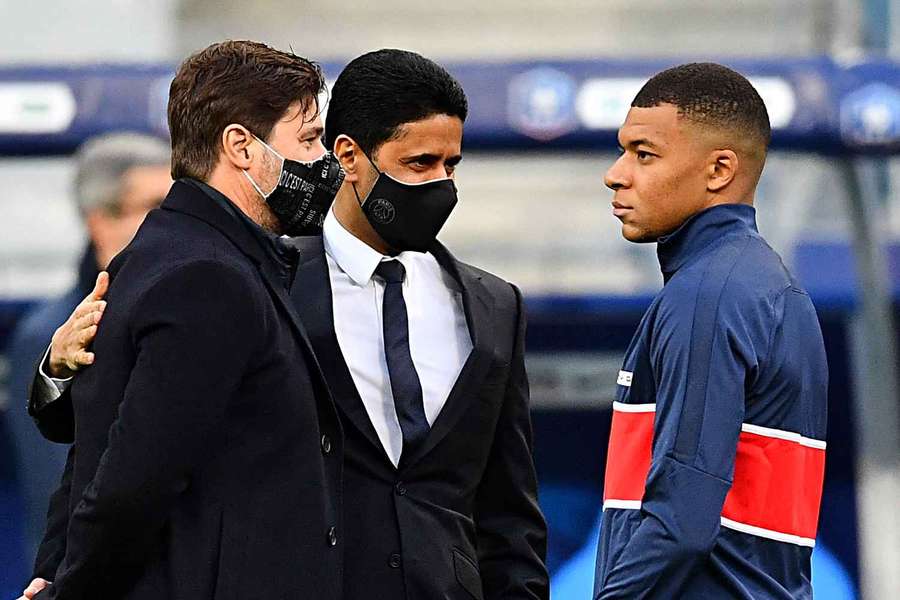 Mauricio Pochettino, prezident Násir al-Chelajfí a Kylian Mbappé v roce 2021.